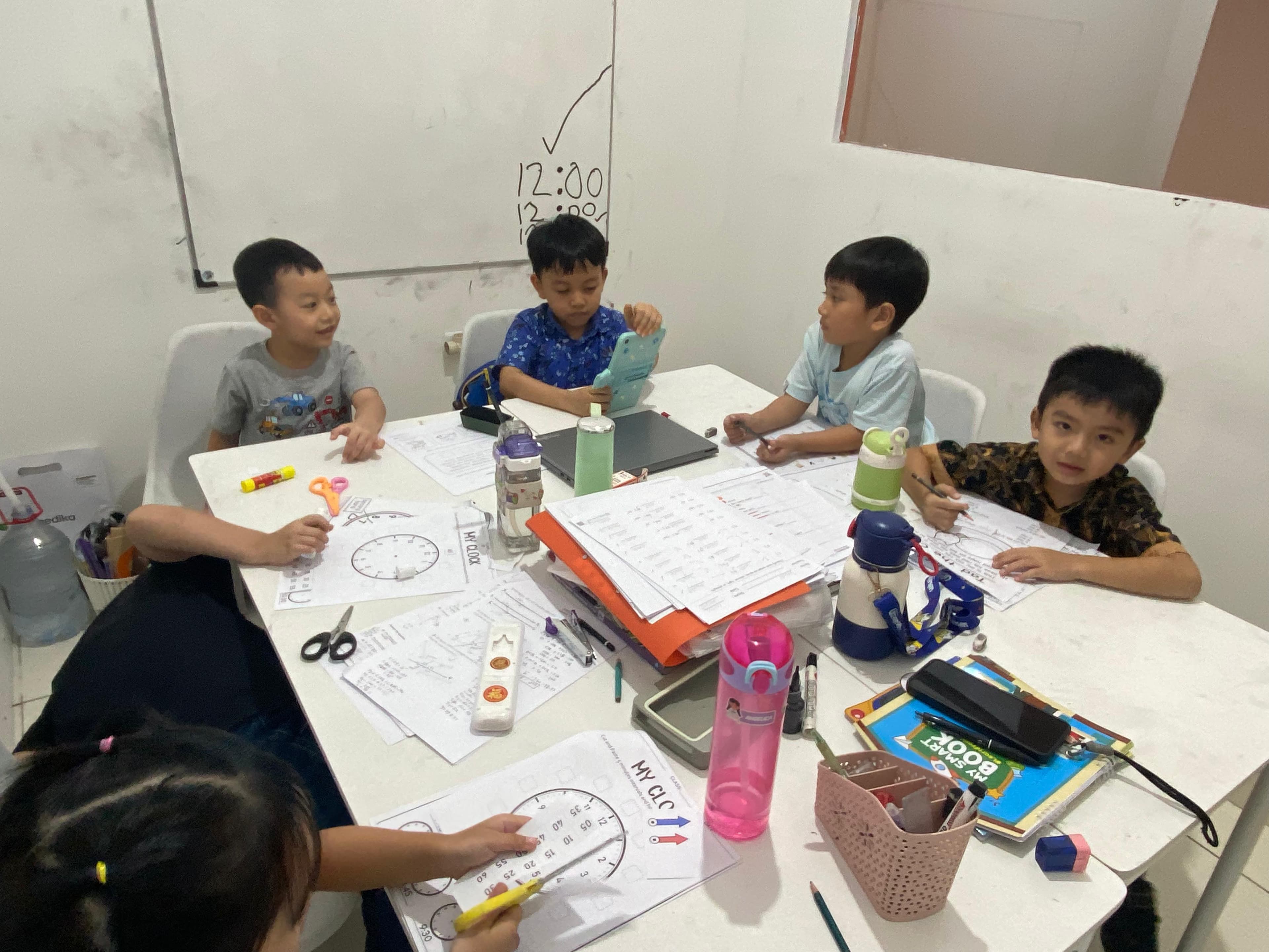 Guru menjelaskan materi